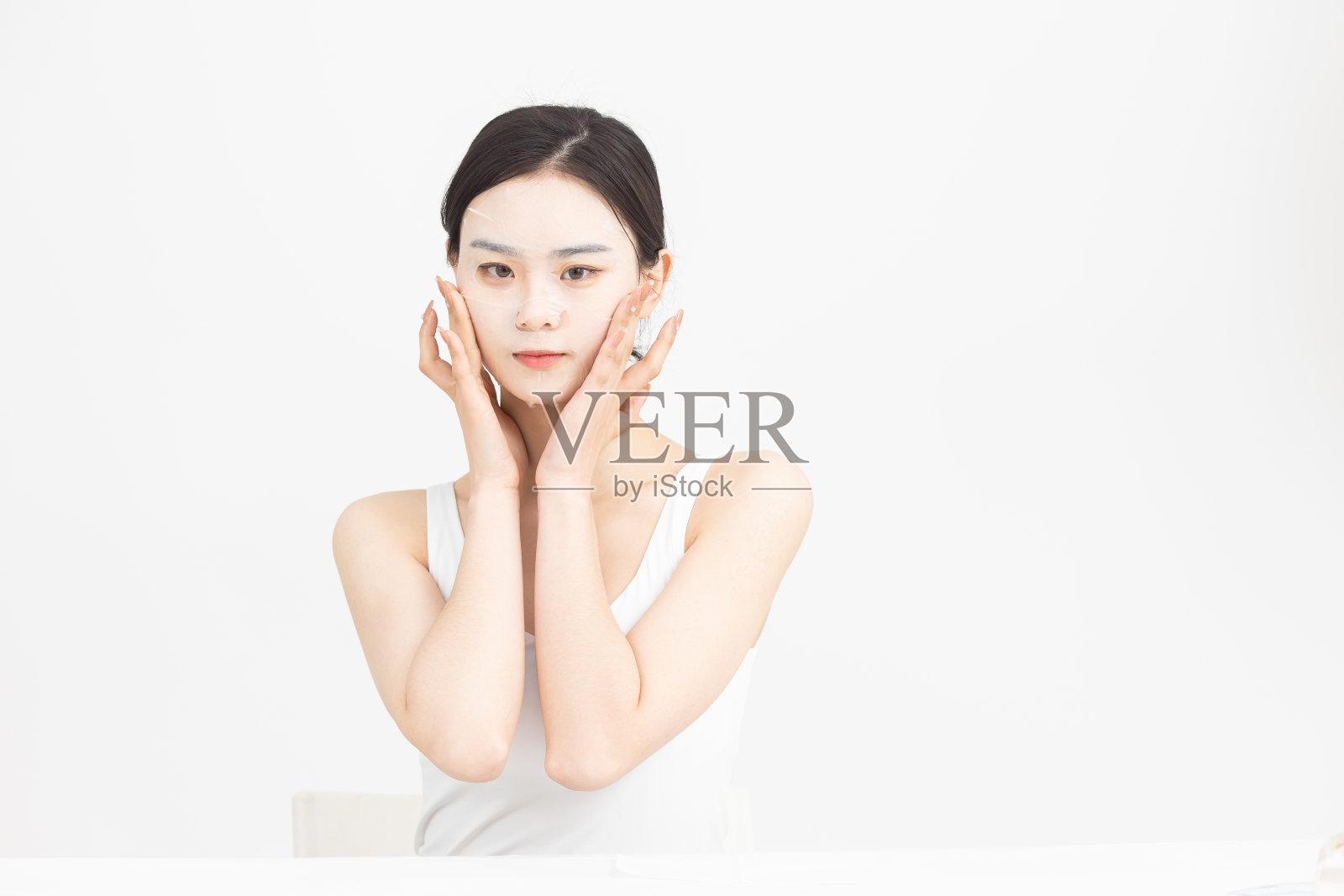 年轻亚洲女性，护肤，面霜照片摄影图片