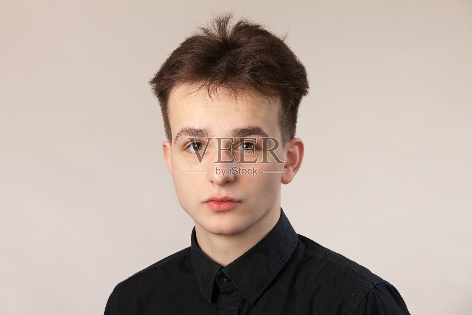 18岁棕发男子的近距离摄影肖像照片摄影图片