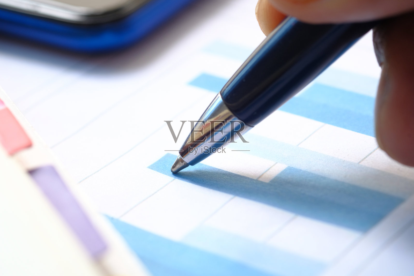 手与笔在纸上分析条形图的细节镜头照片摄影图片