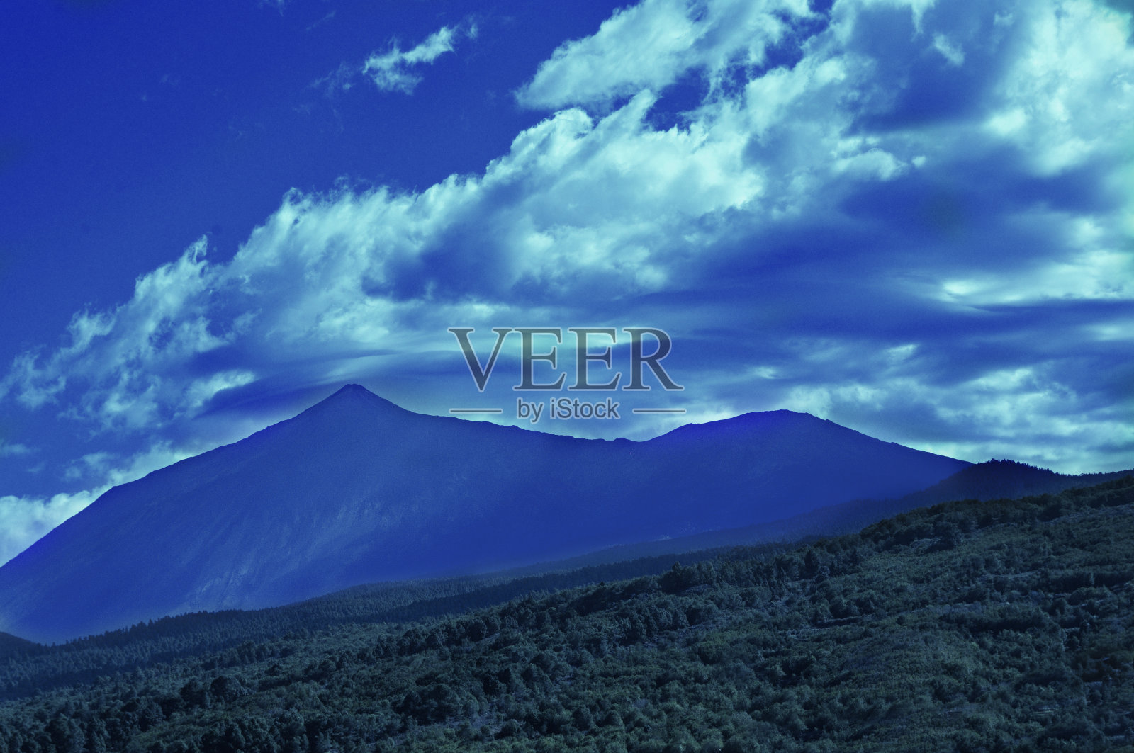 泰德山推着云，这样它们就不会破坏风景照片摄影图片