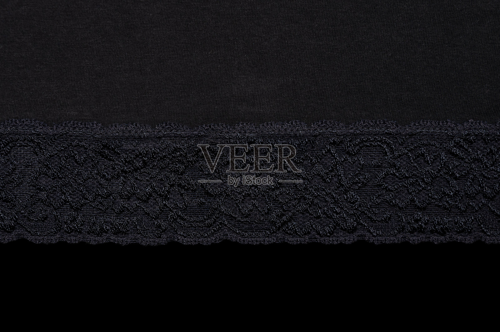 一块黑色织物与花边孤立在黑色上照片摄影图片