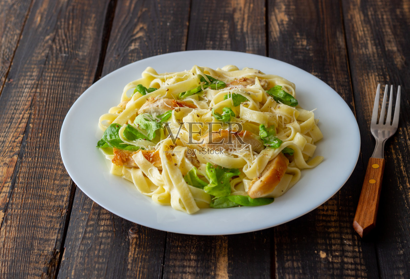 加鸡肉的意大利面。民族美食。健康饮食。照片摄影图片