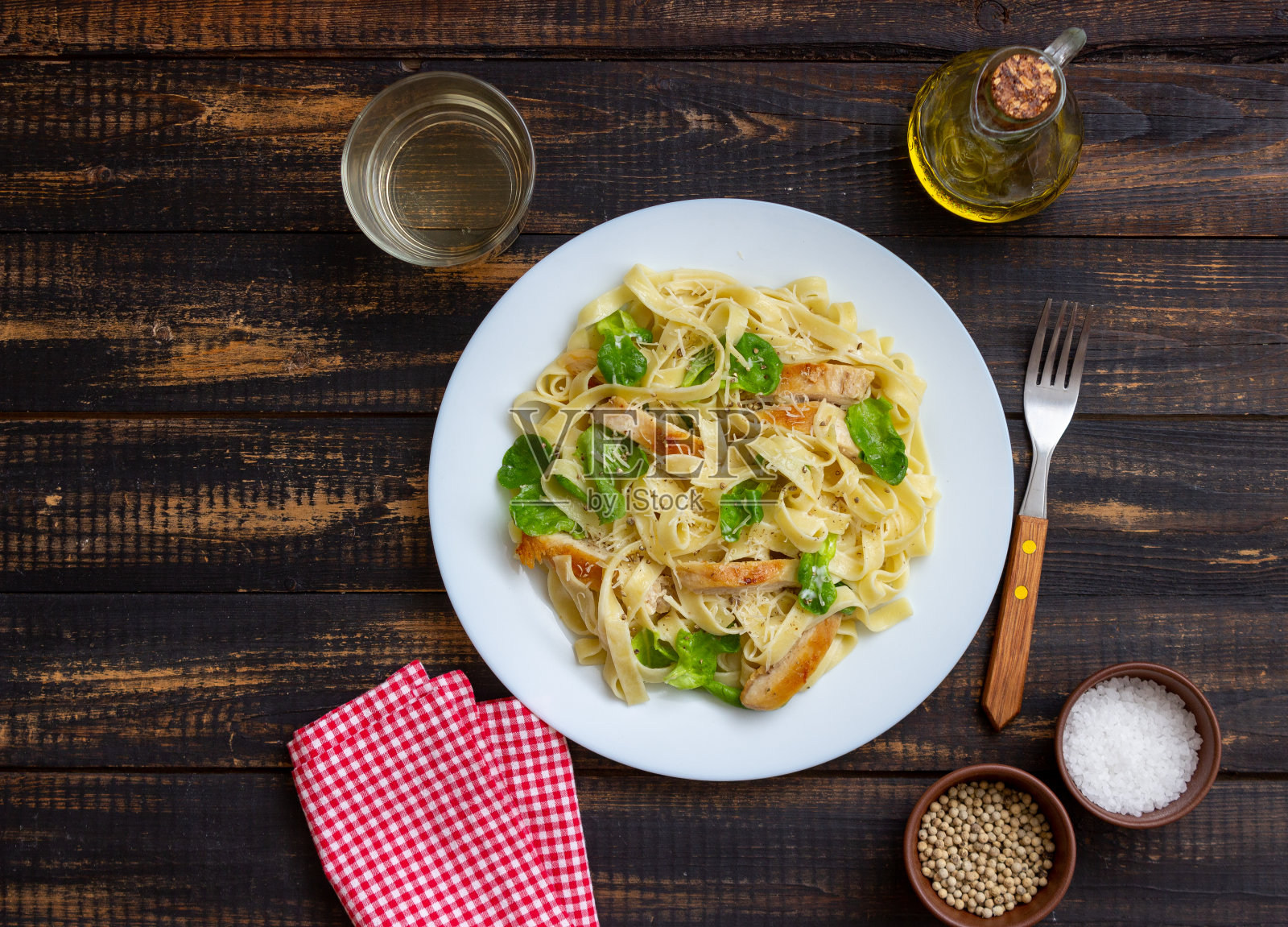 加鸡肉的意大利面。民族美食。健康饮食。照片摄影图片