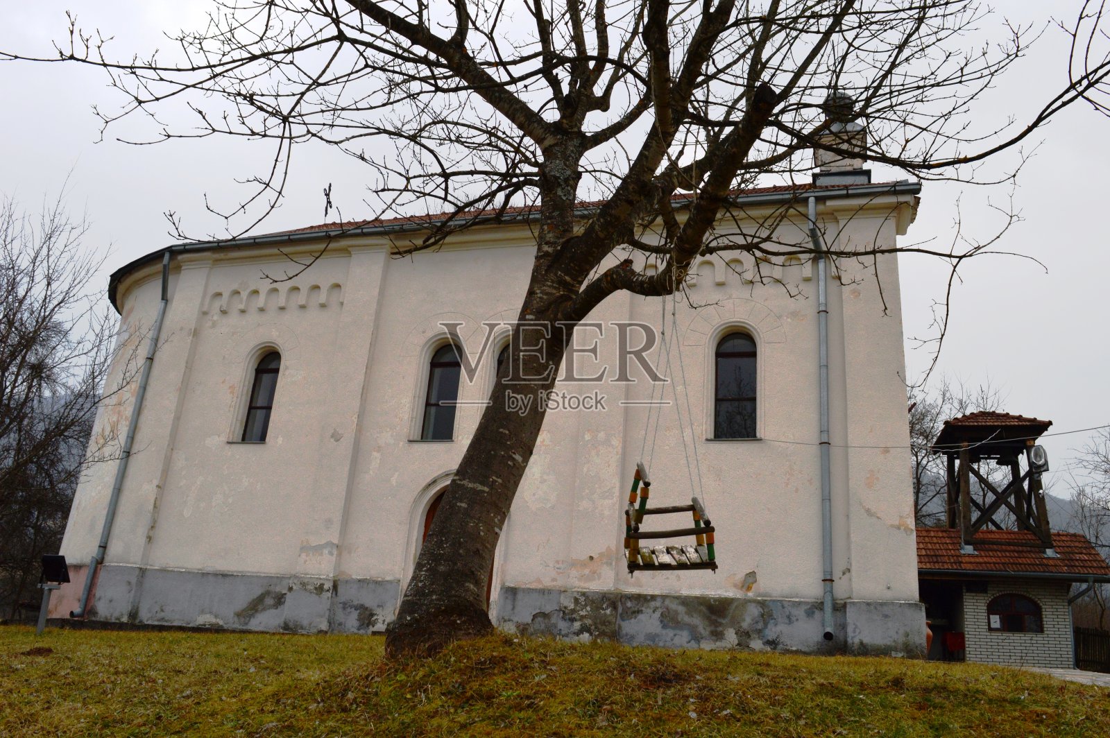 教堂前的木秋千照片摄影图片