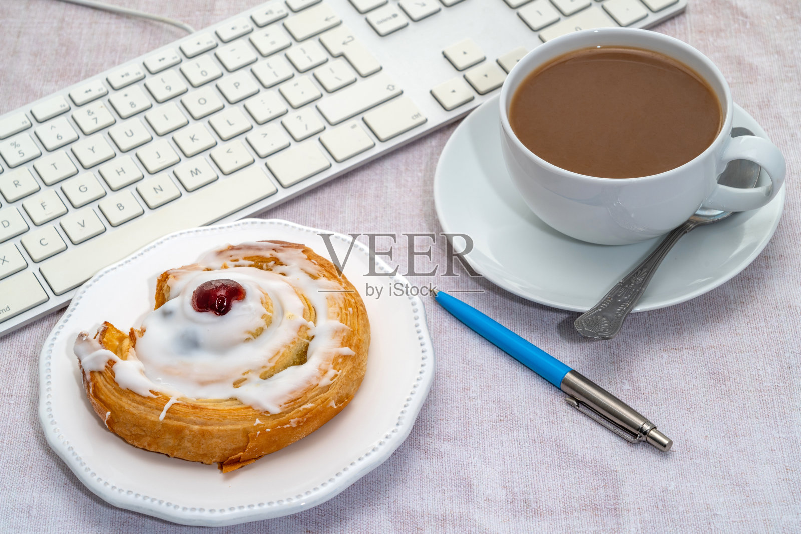 在办公桌前吃热饮和蛋糕照片摄影图片
