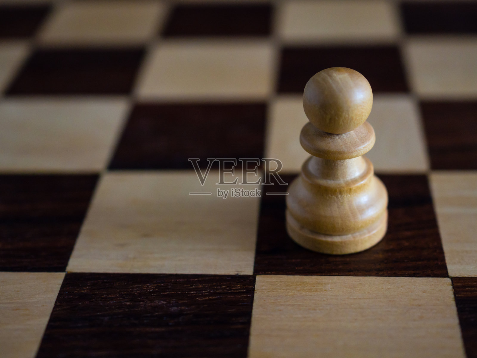 木质棋子靠近与复制空间照片摄影图片