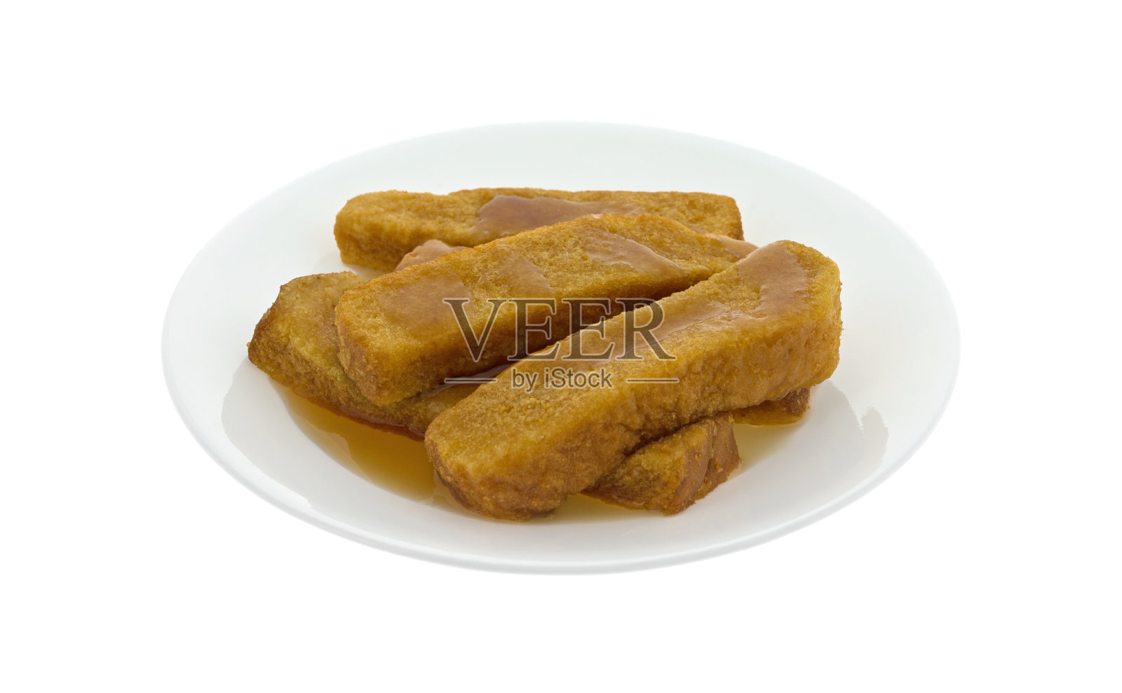 法式吐司粘在盘子里，加糖浆照片摄影图片