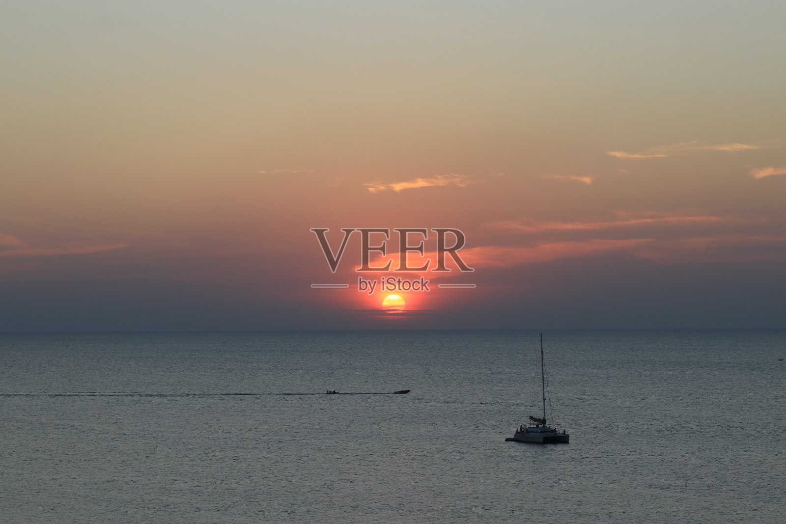 太阳落在海滩上照片摄影图片