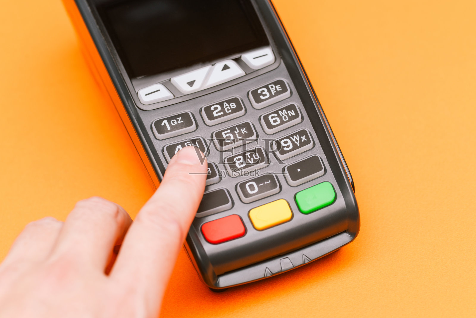 在支付终端上输入密码的人。通过信用卡支付，购买和销售商品和服务照片摄影图片