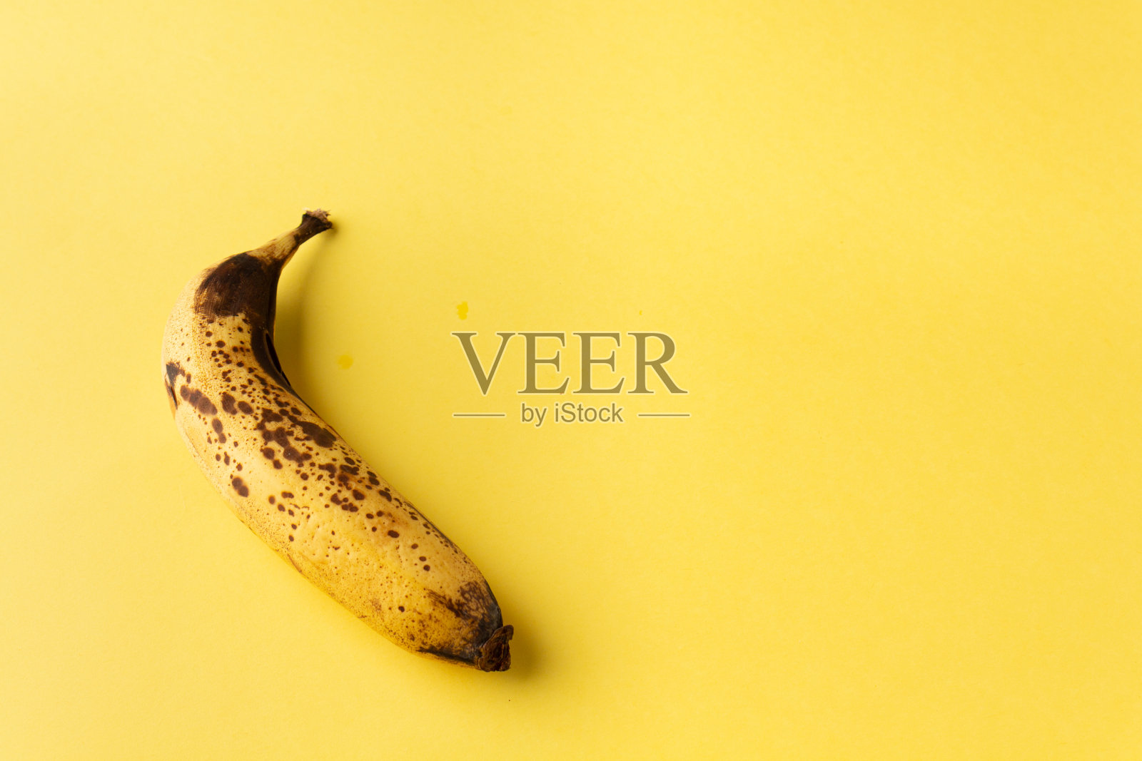 黄色背景上的黄色香蕉照片摄影图片