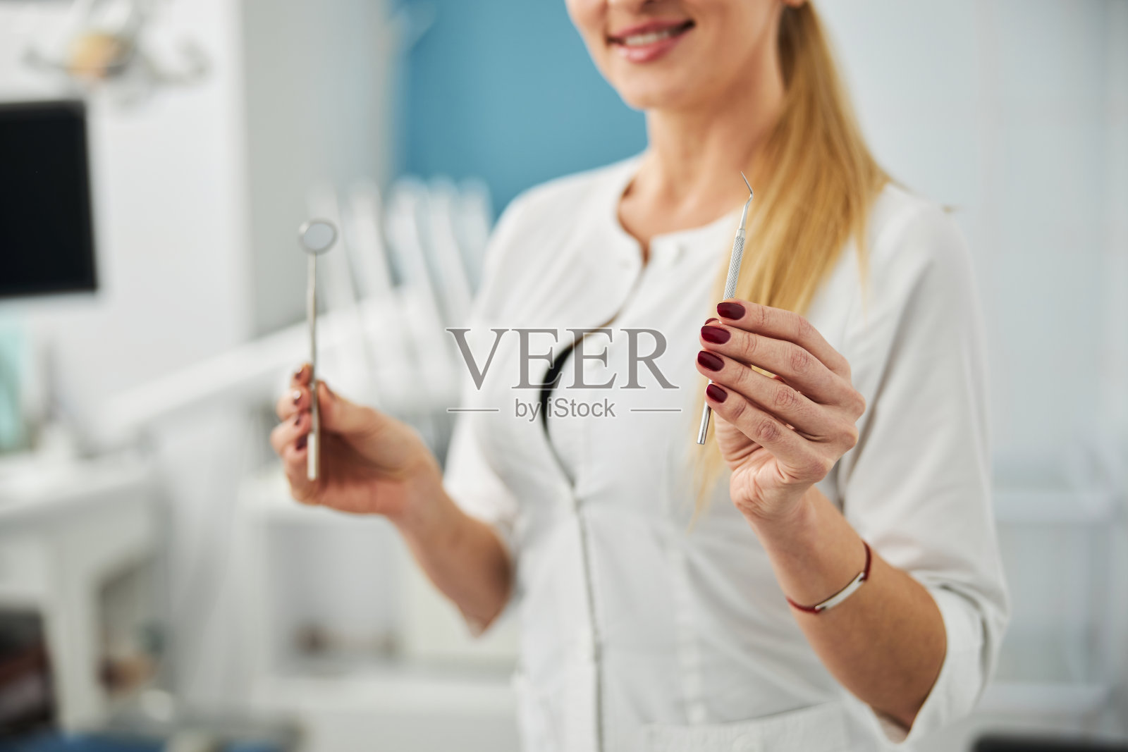 牙科专业人员展示口腔探针及镜子照片摄影图片