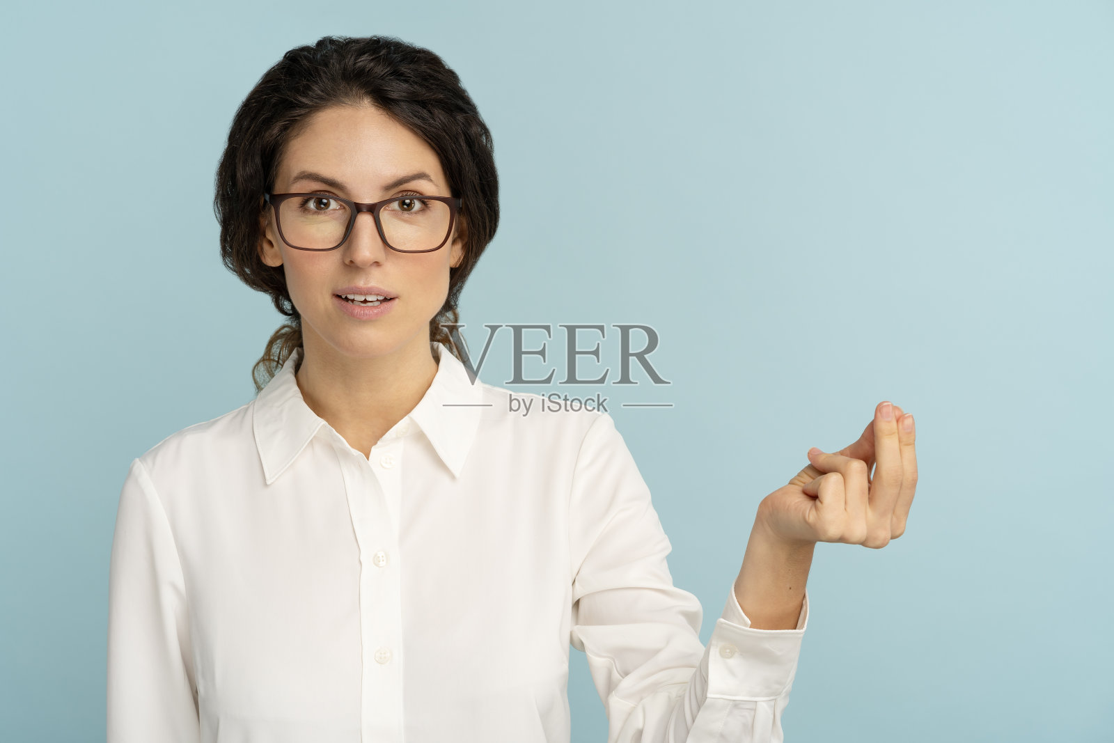 女商人用手做有钱的手势，索要工资、现金或零用钱照片摄影图片