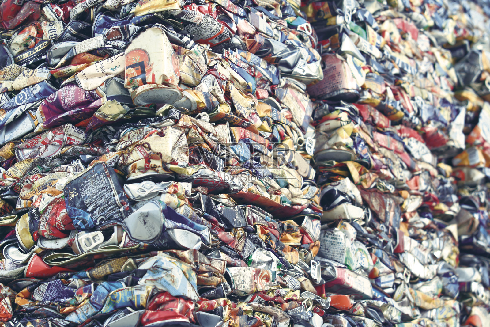 一堆压碎的罐子供回收照片摄影图片