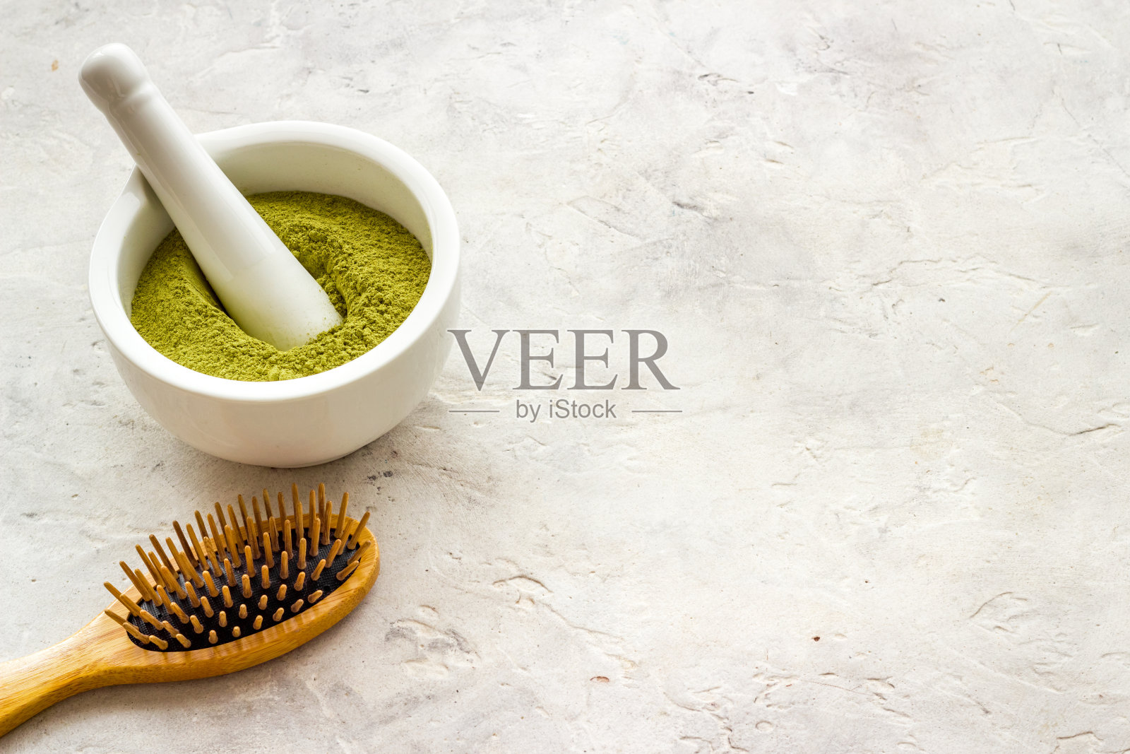 指甲花发粉和木梳子。指甲花在灰浆里照片摄影图片