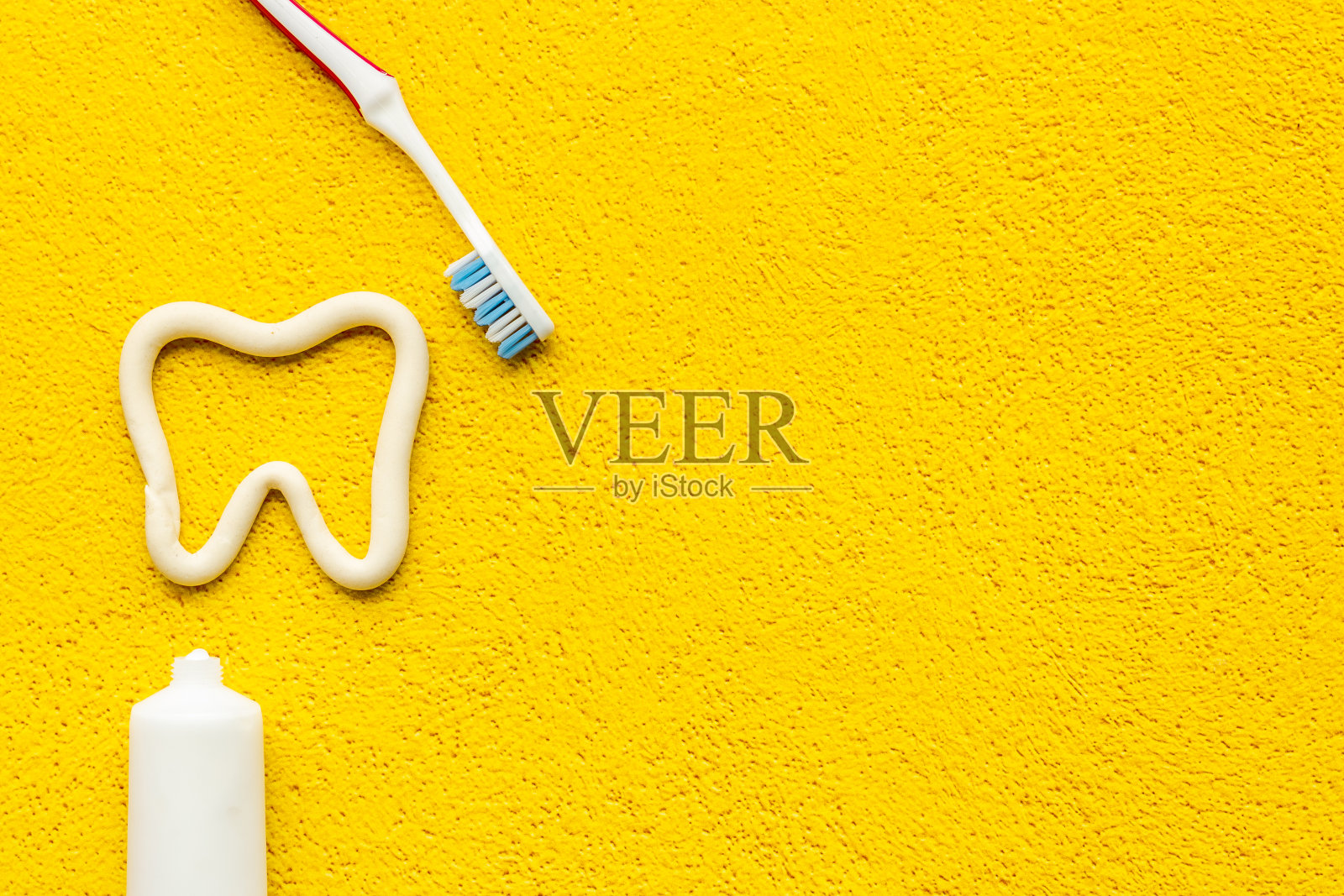 牙齿形状与牙膏管和牙刷。牙科卫生概念，俯视图照片摄影图片