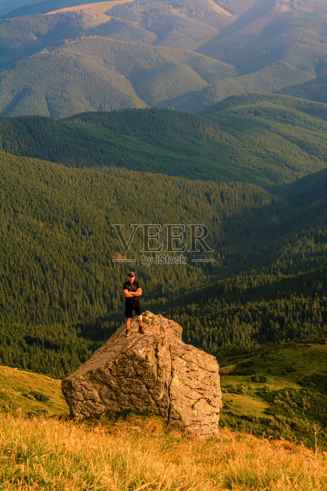 皮普伊万山顶，一名游客在山顶欣赏风景，在乌克兰喀尔巴阡徒步旅行，迷人的史诗照片。照片摄影图片