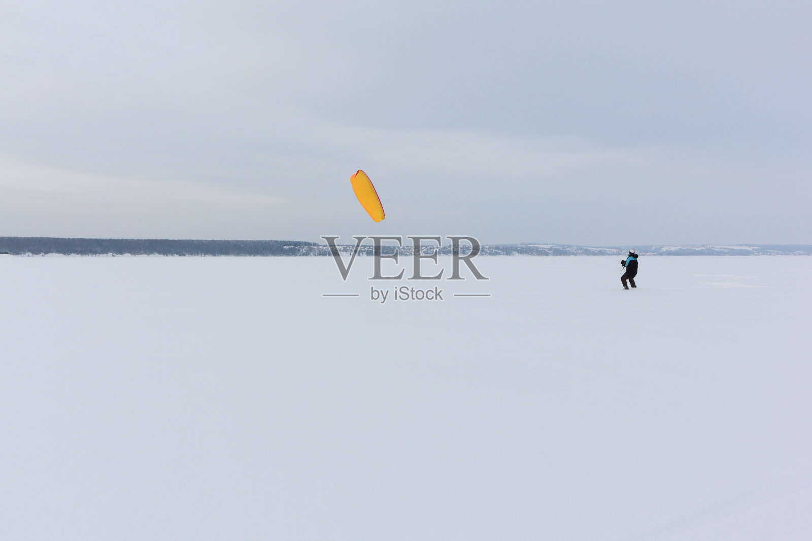 冬天，男子在冰冻的河流上风筝训练，卡马水库，彼尔姆市，俄罗斯照片摄影图片