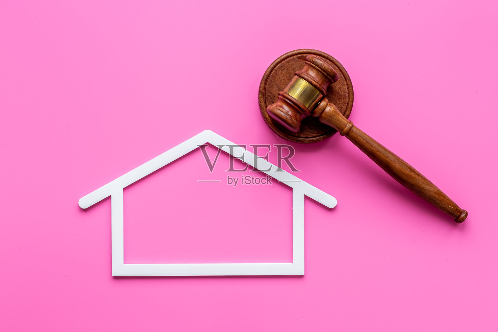 房子形状与法官的木槌。保险抵押法概念照片摄影图片