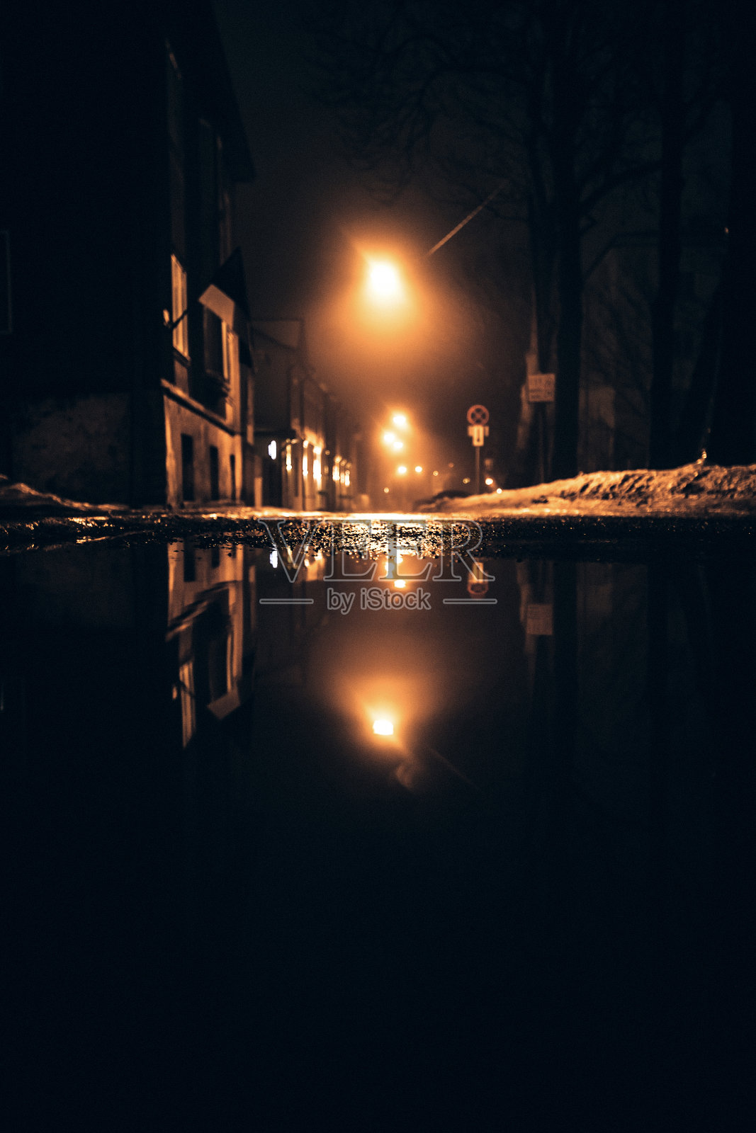 街道映在水坑里照片摄影图片