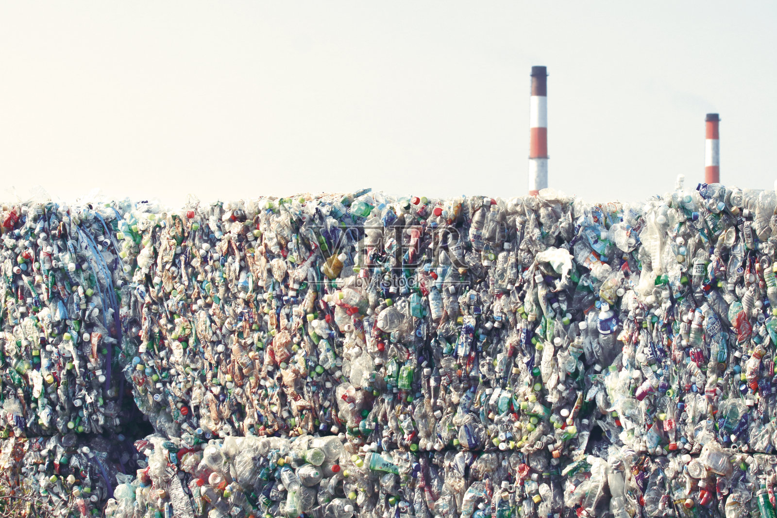 在回收设施中堆积的PET瓶照片摄影图片
