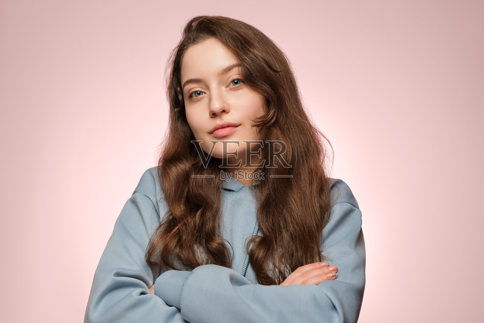 一个长发美女神秘地看着镜头照片摄影图片