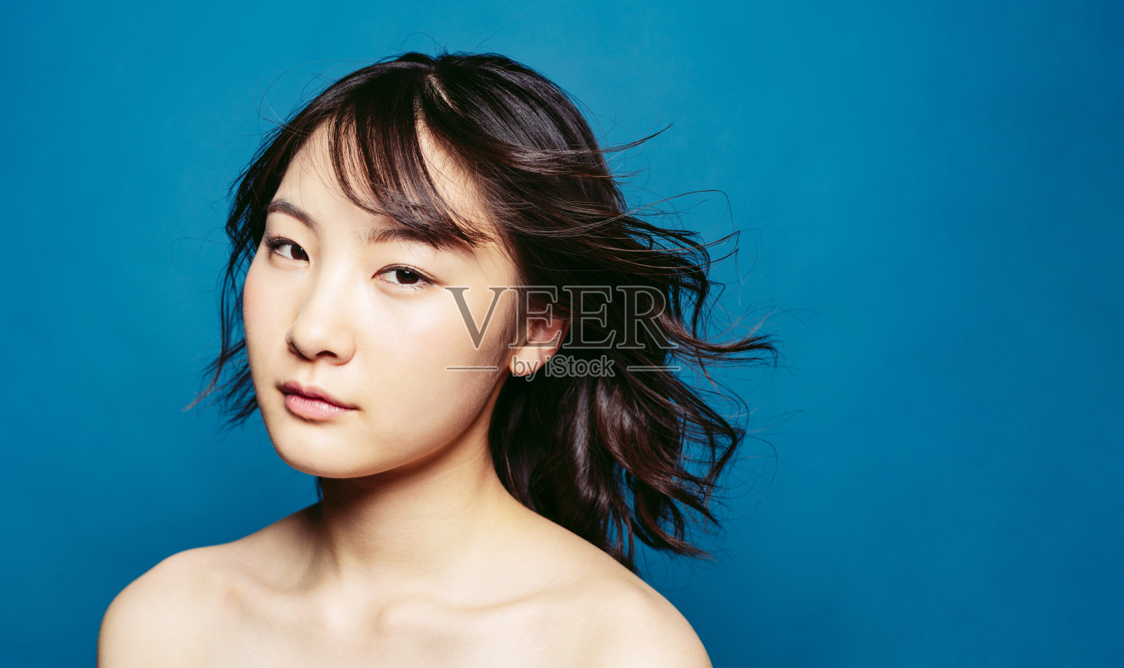 年轻亚洲女孩的护发理念。照片摄影图片