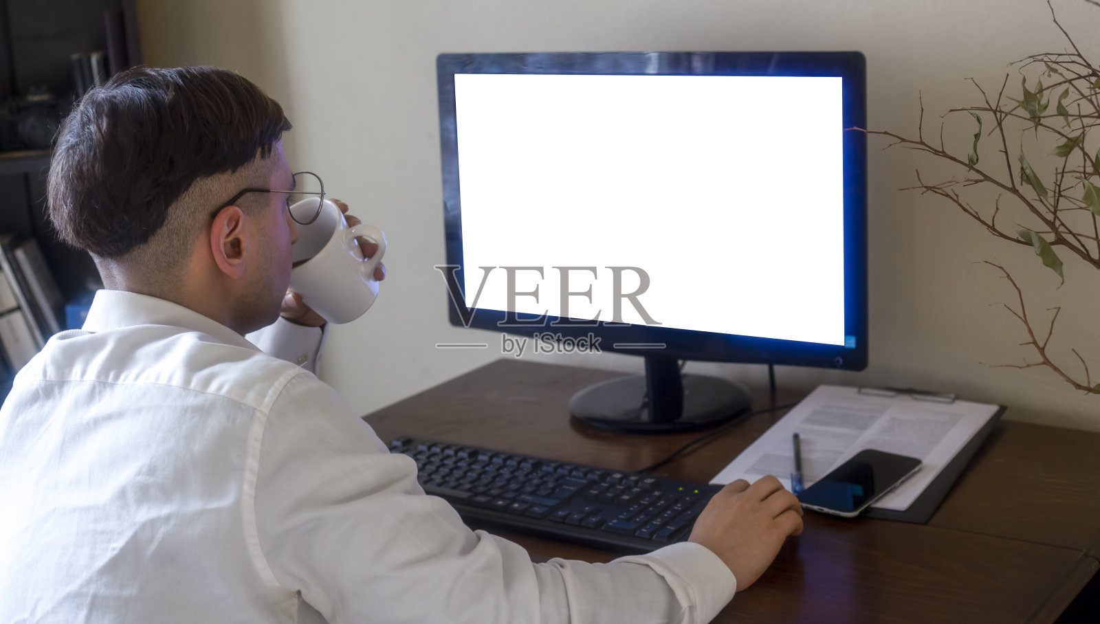 年轻人在家工作照片摄影图片