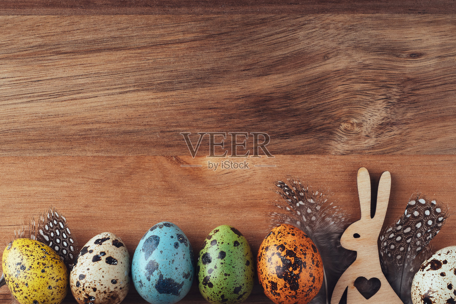 木制兔子和复活节彩蛋，平躺，俯视图，复制空间。复活节的概念。木制背景上的复活节节日装饰。明亮的背景在复古风格。贺卡照片摄影图片