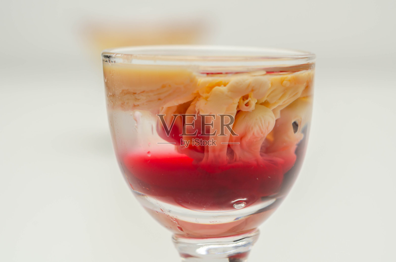 万圣节派对上用奶油、利口酒和石榴糖浆制成的有趣饮料叫脑出血照片摄影图片