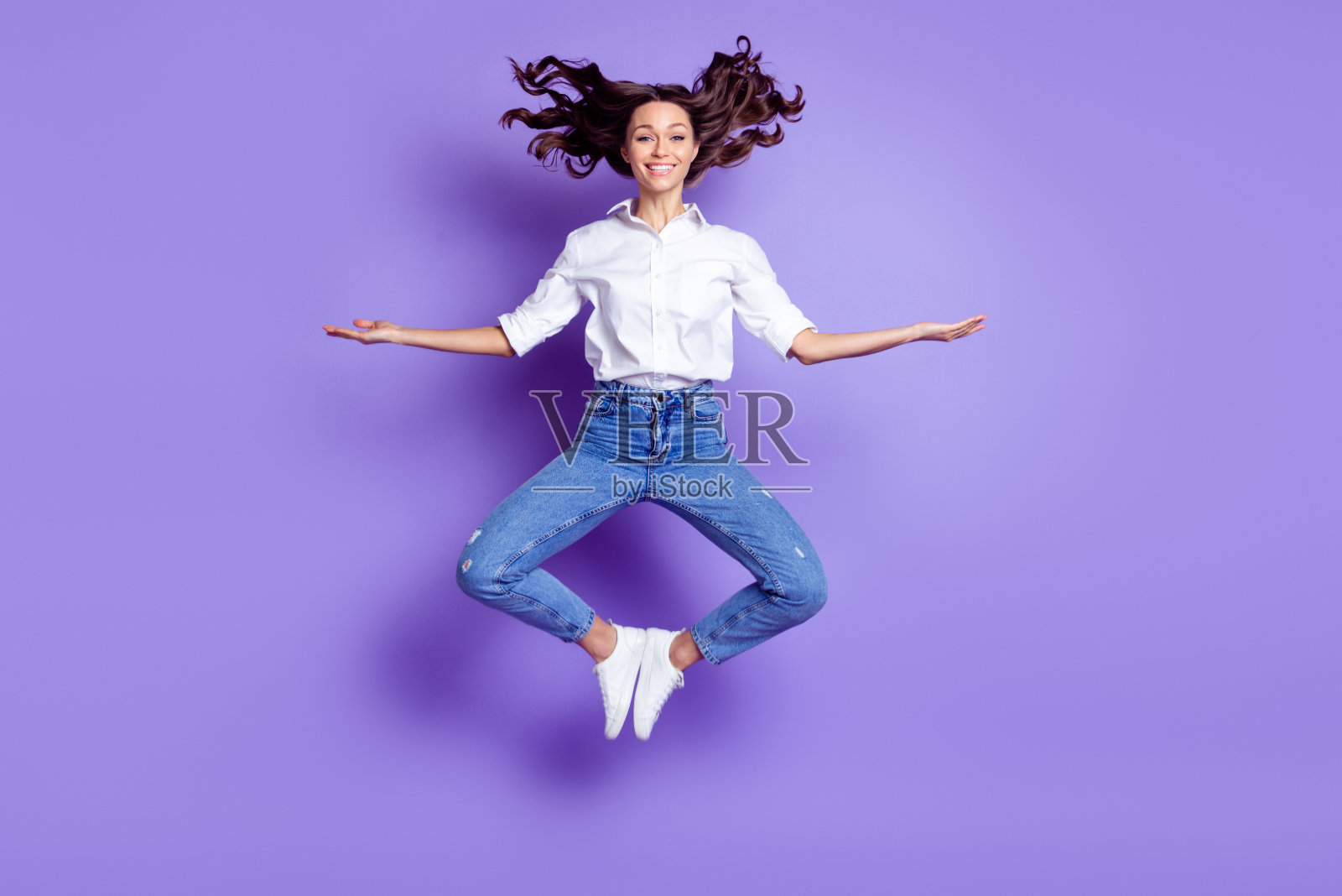 照片的和平女士跳冥想享受穿白衬衫牛仔裤鞋孤立的紫罗兰色背景照片摄影图片