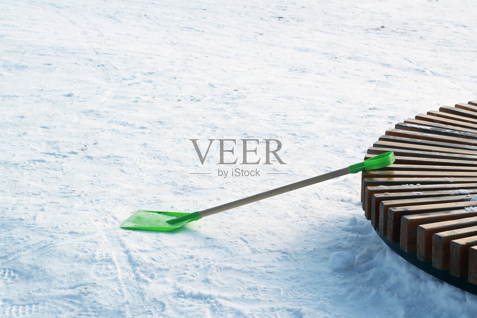 绿色儿童的铲子和雪照片摄影图片