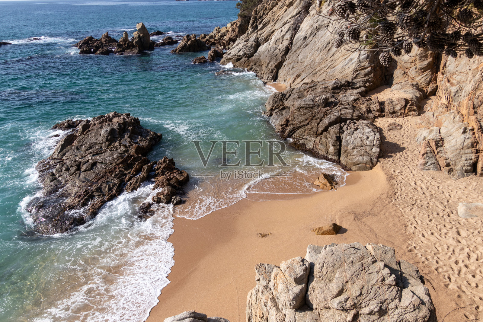 在一个阳光明媚的三月周二，Sa Boadella海滩被封锁照片摄影图片