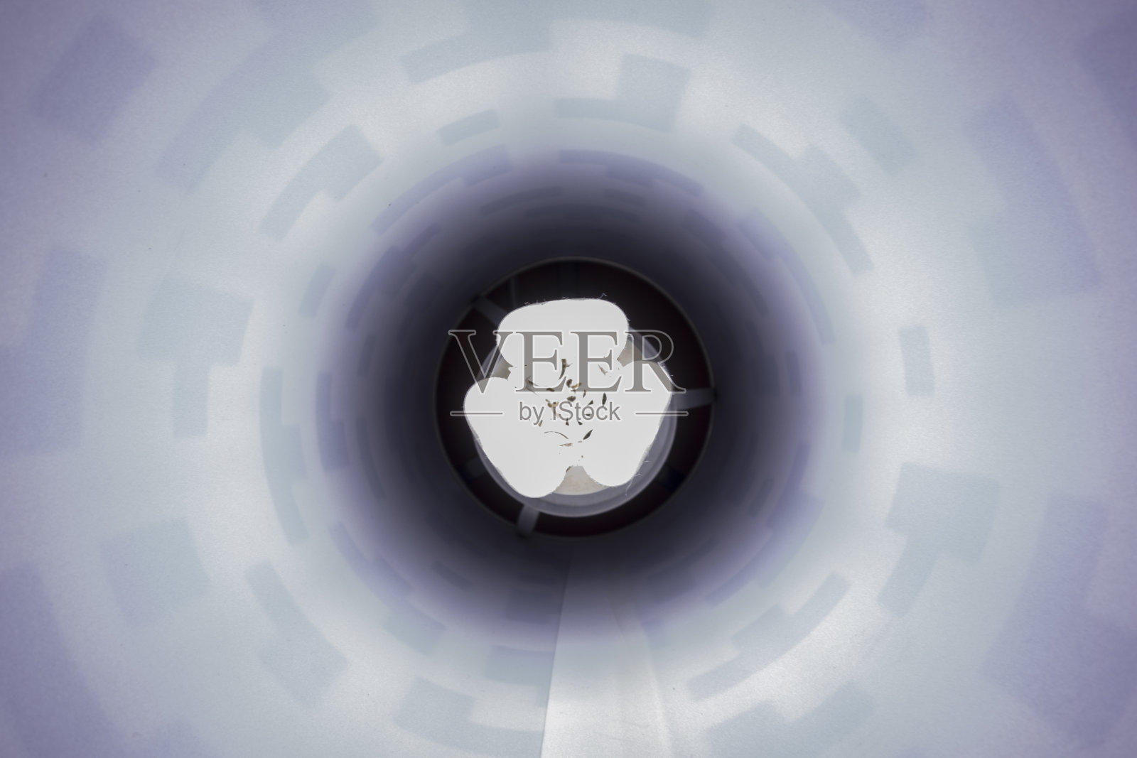 在一个被点燃的卤素灯里面照片摄影图片