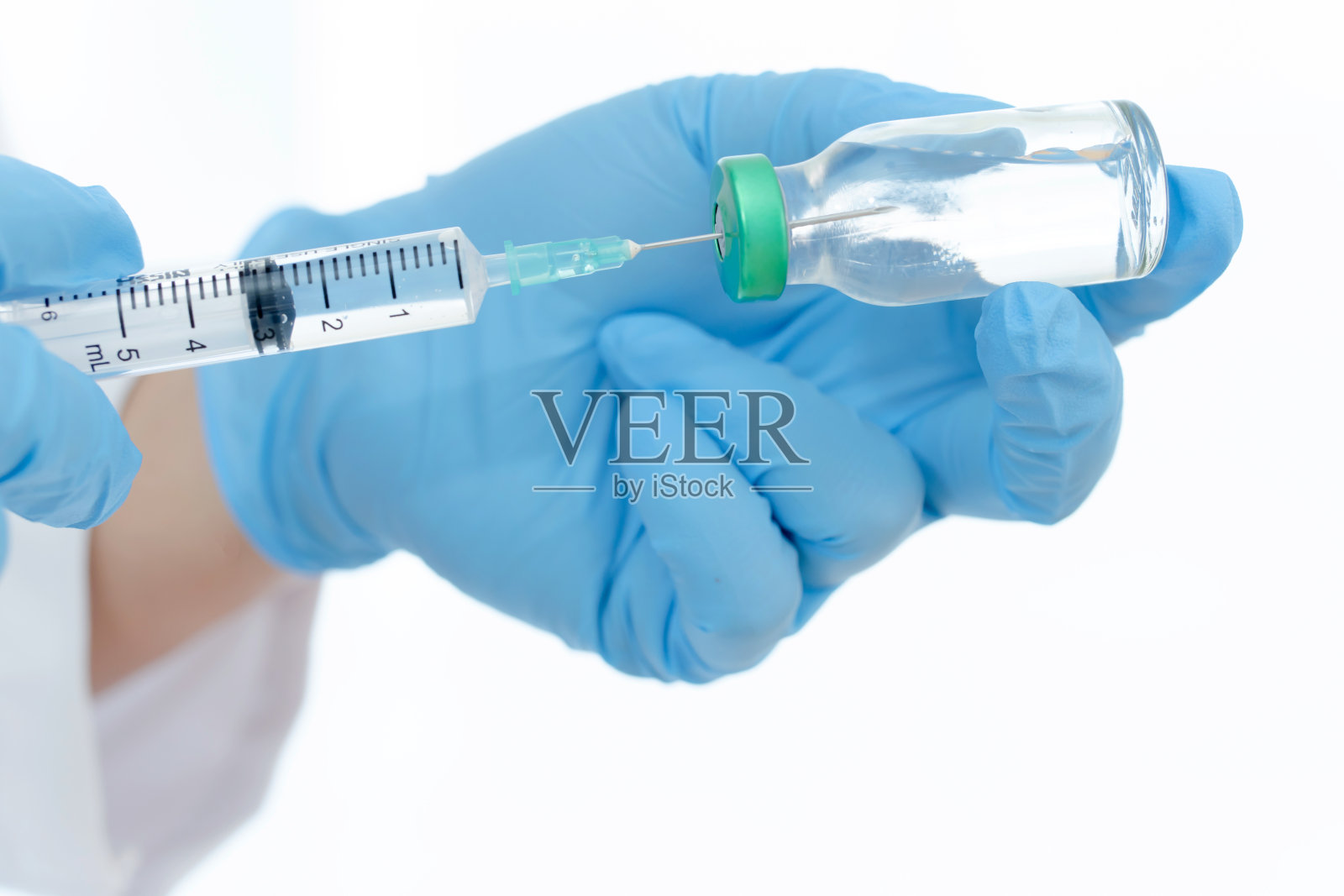 近距离疫苗对抗病毒，医生或科学家在实验室拿着一个注射器与液体疫苗。照片摄影图片