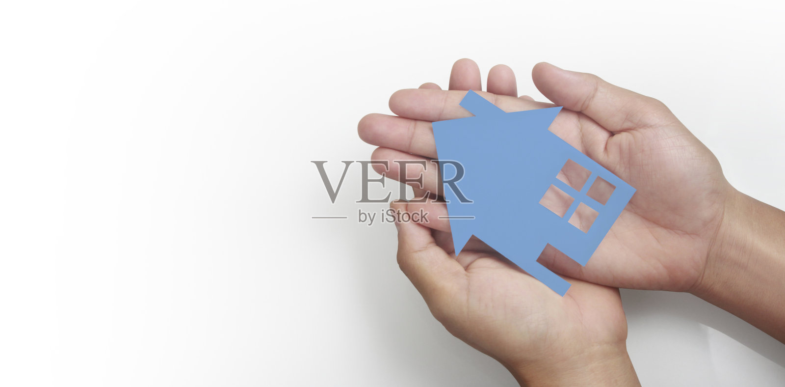 手握纸屋，家庭家居保险理念照片摄影图片