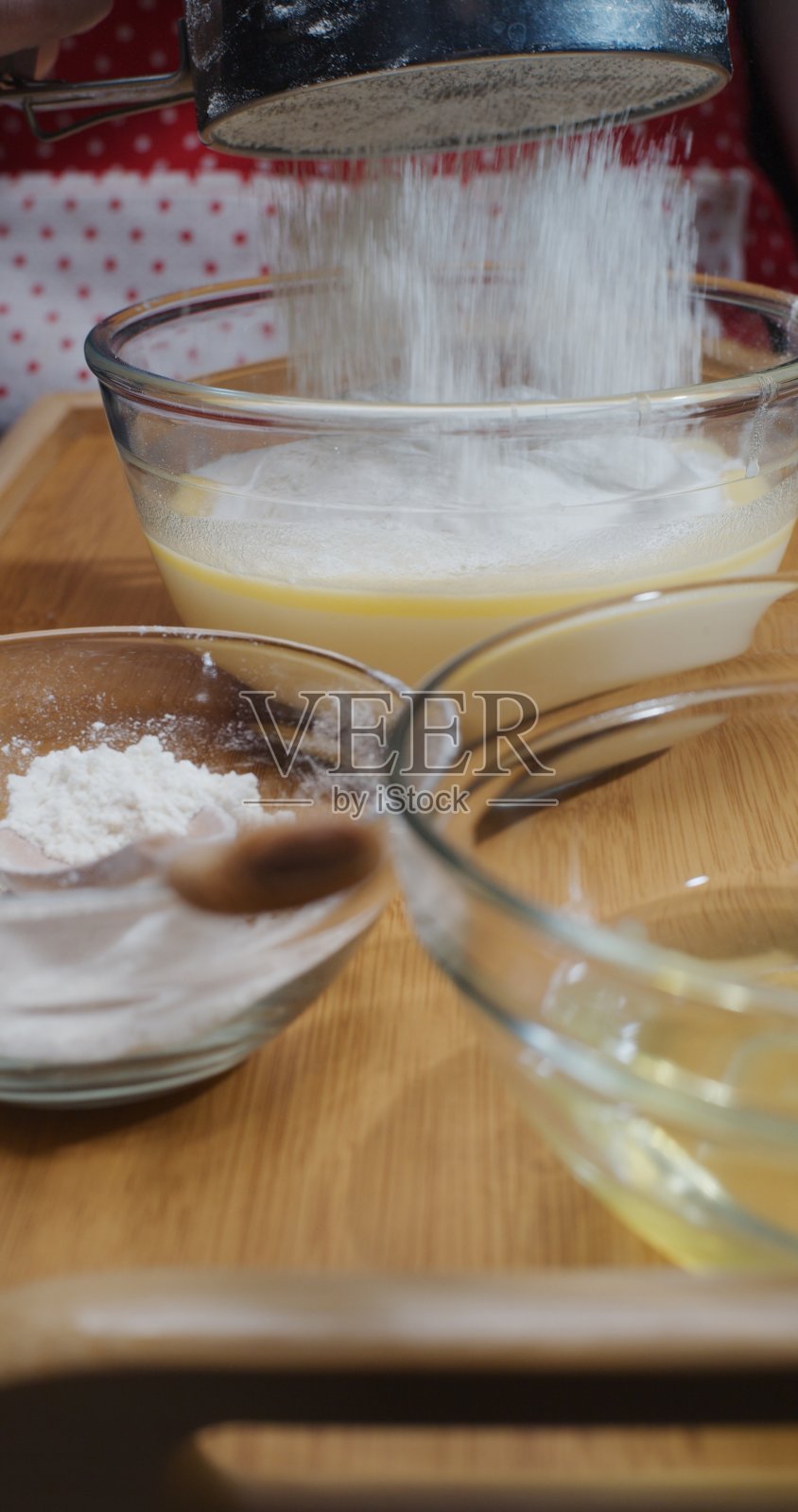 在家做法式薄饼。筛面粉。特写垂直前视图照片摄影图片