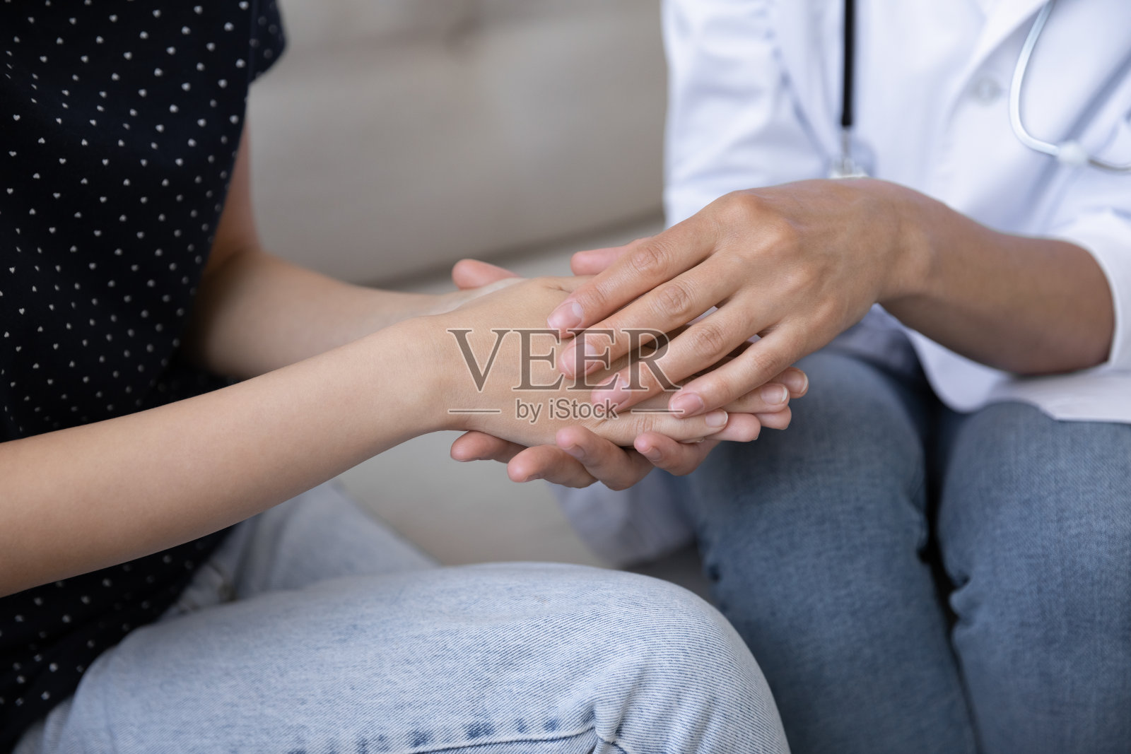 亲密关怀的医生支持不安的女性病人照片摄影图片