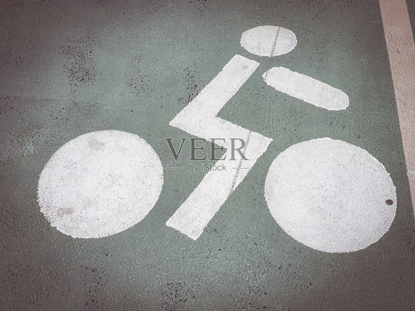 灰色沥青上的自行车标志。骑自行车的道路照片摄影图片