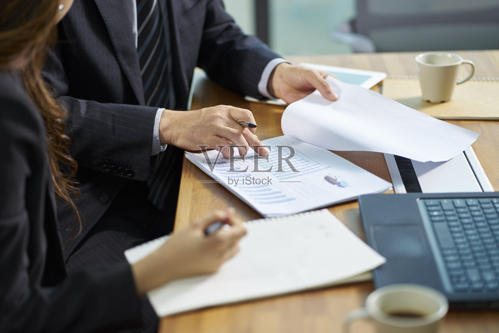 亚洲商人和女商人在办公室会面照片摄影图片