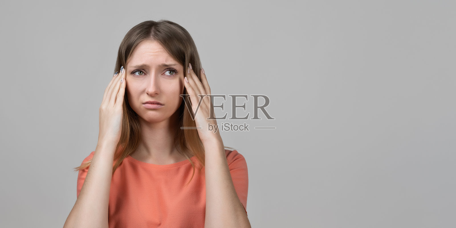 感到疲劳、头痛的沮丧年轻金发女孩照片摄影图片