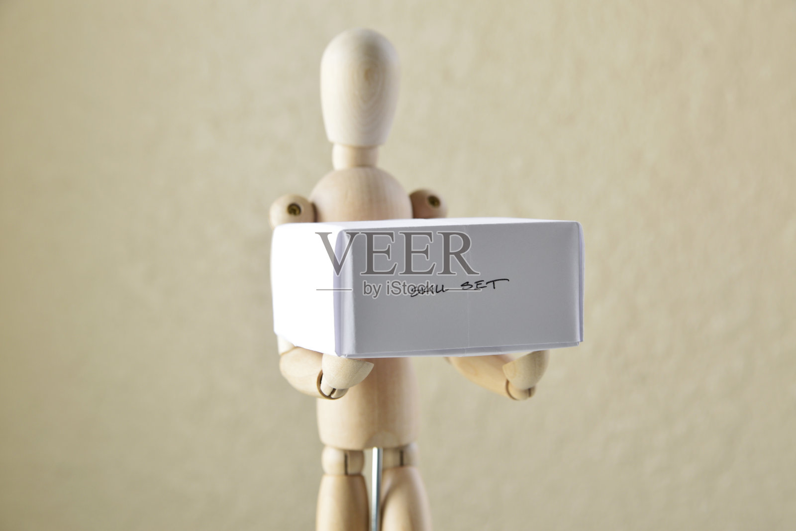 木制人物持有“技能套装”盒照片摄影图片