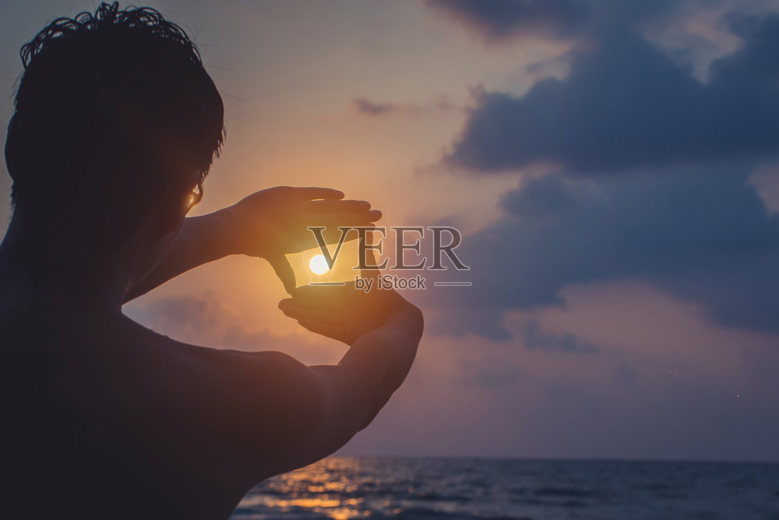 在太阳升起时，人用双手绕着太阳做画框，未来的规划理念。照片摄影图片