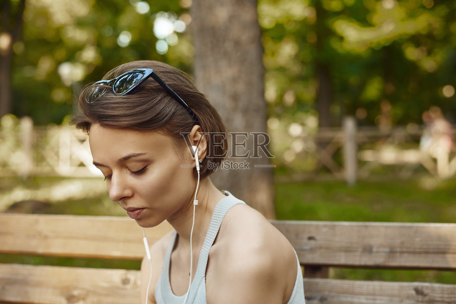 一个年轻的美国女人用手机听音乐的肖像照片摄影图片