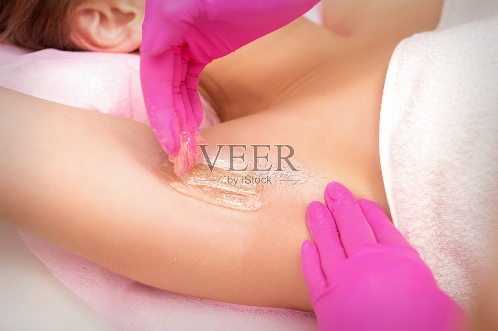 年轻女性腋窝脱毛美容师照片摄影图片