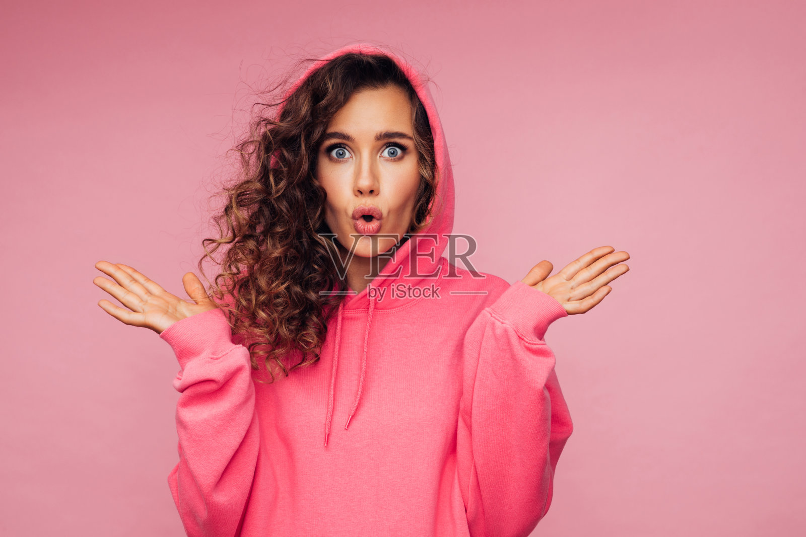 穿着连帽衫的美丽情绪化的女人照片摄影图片