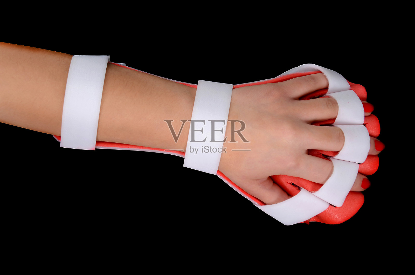 在演播室里戴支撑腕带的女人。弹性手腕绷带照片摄影图片