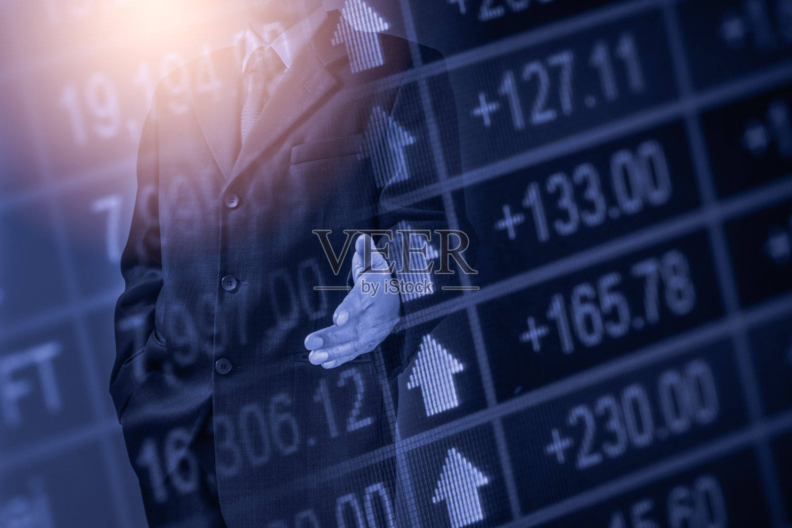 棋局游戏在棋牌背后的商人背景。提出企业财务信息概念和营销策略分析。全球经济和数字商业的投资目标。照片摄影图片