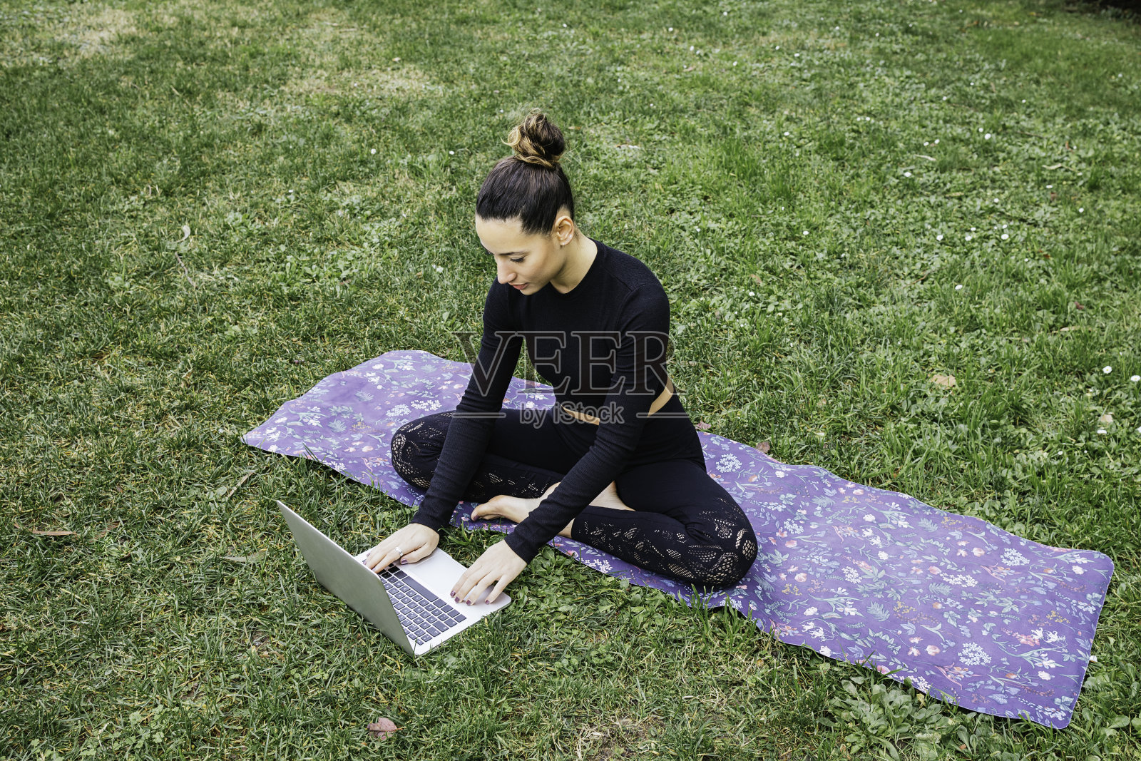 小女孩在公园里做瑜伽照片摄影图片