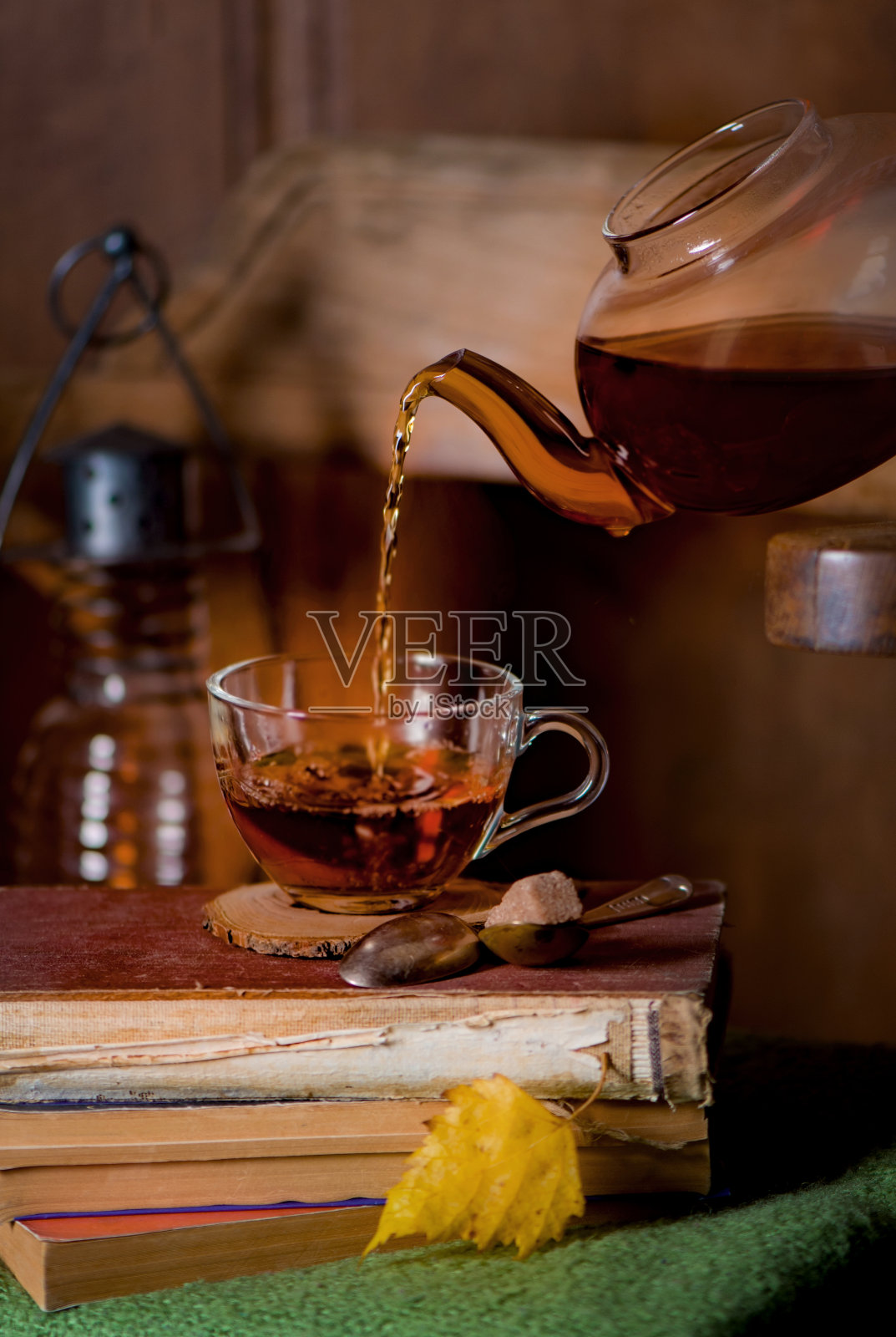 茶，书和格子图案放在木椅上照片摄影图片