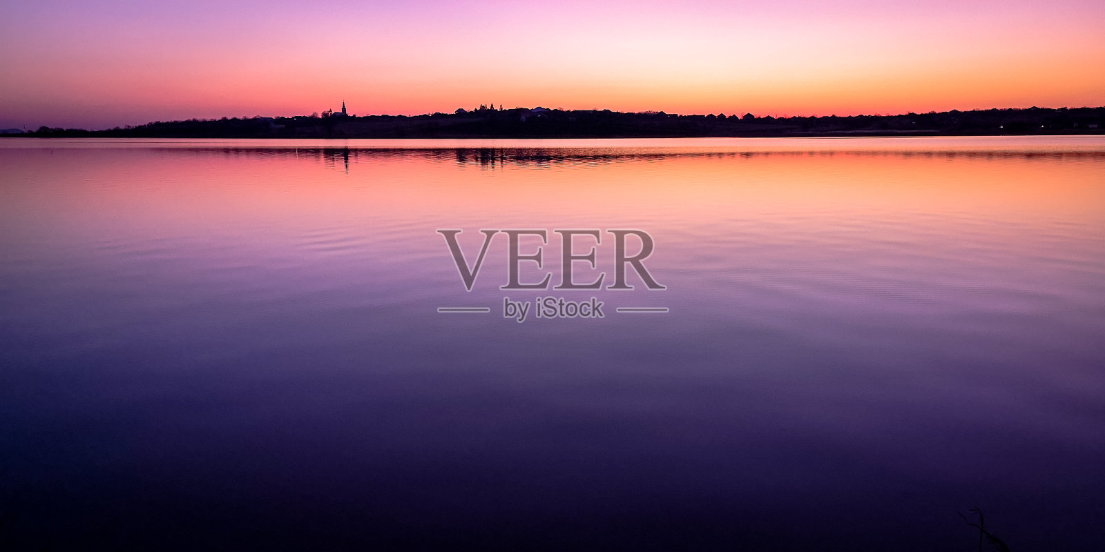 湖面上美丽的春日日落照片摄影图片